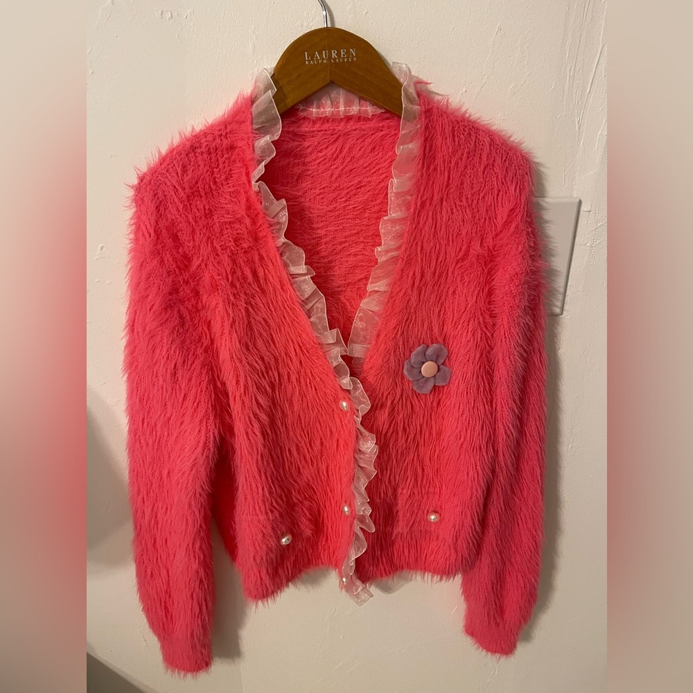 Elegant and classy sweater with pearl buttons